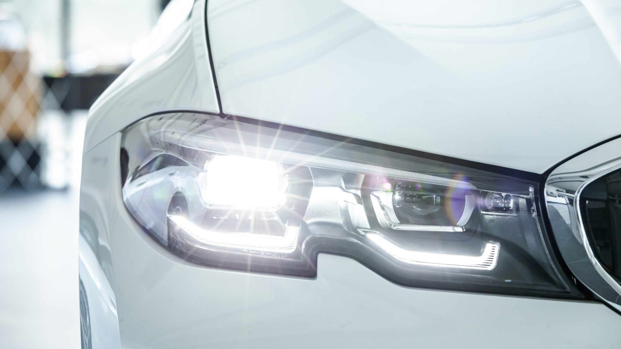 Cuándo-es-obligatorio-usar-las-luces-del-coche-en-España 