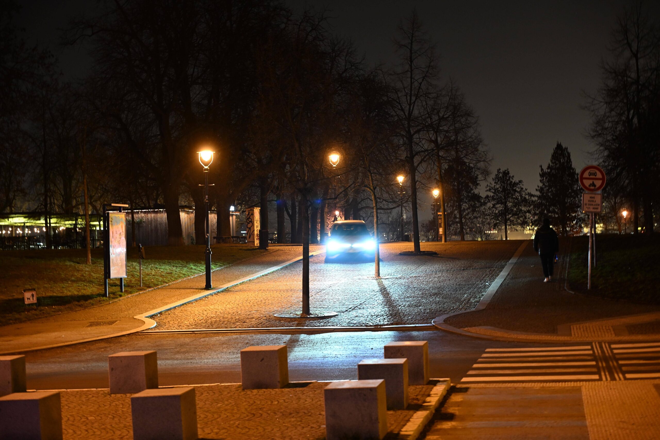 Cuándo-es-obligatorio-usar-las-luces-del-coche-en-España 
